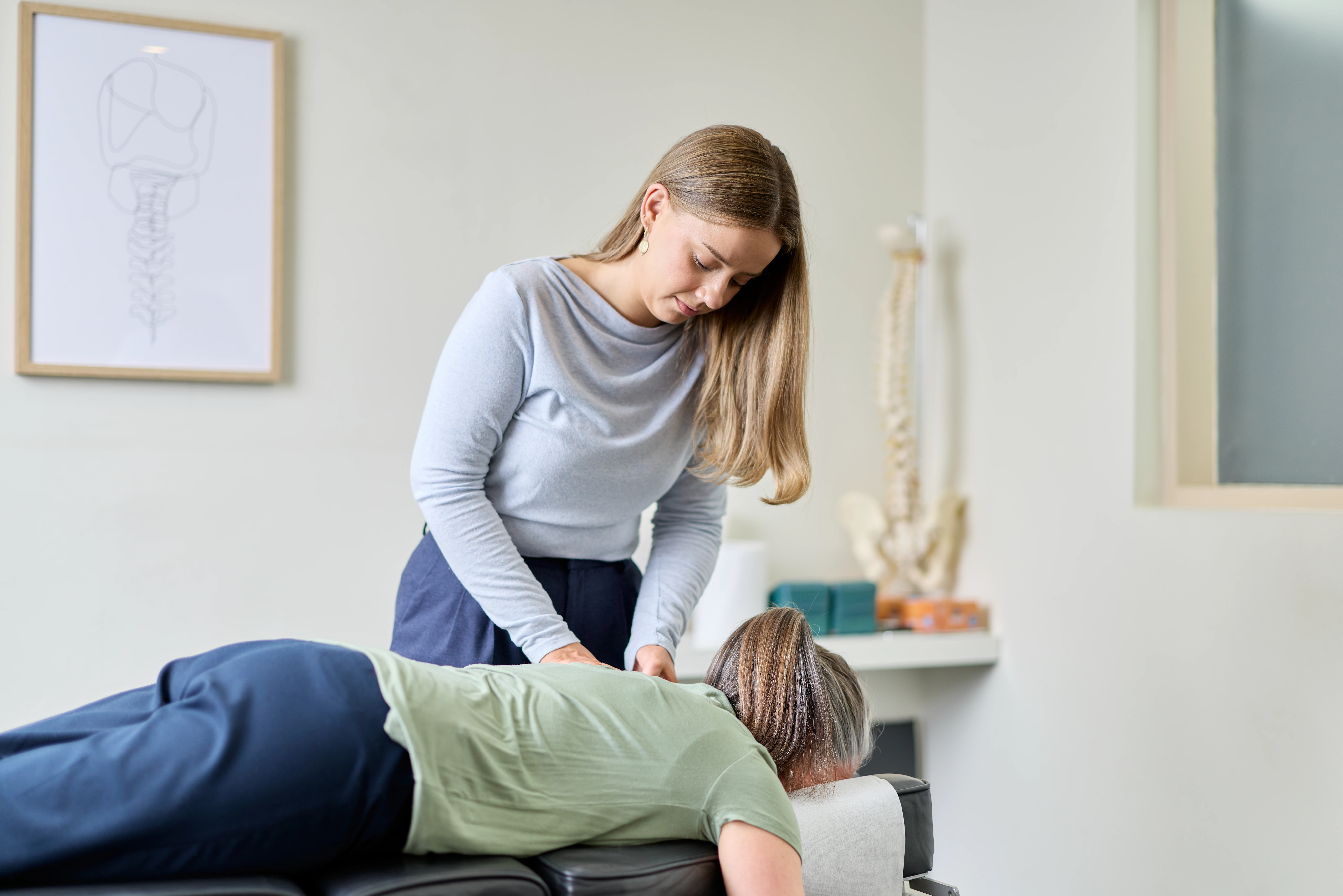 A female patient receiving an upper back treatment by Dr Taylor Upton, chiropractor at Norwood Adelaide